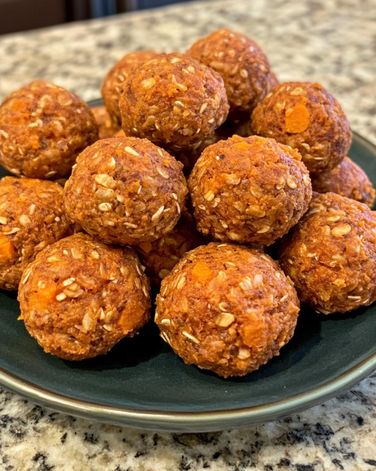 Sweet Potato and Apple Balls for Dogs are healthy treats your pup will love. Easy to make and nutritious. Try this recipe today! Apple Balls, Banana Balls, Sweet Potato Benefits, Apple Recipes Healthy, Animal Treats, Pet Treats Recipes, Apple Cinnamon Oatmeal, Sweet Potato And Apple, Doggie Treats