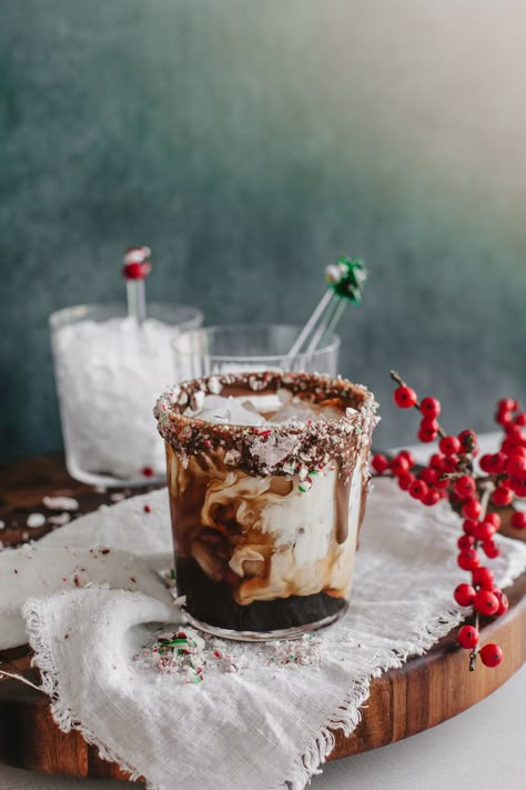 Peppermint White Russian Recipe, Peppermint White Russian, Christmas Vodka, White Russian Recipe, Peppermint Cocktail, White Russian Recipes, White Russian Cocktail, Christmas Drinks Recipes, Russian Christmas