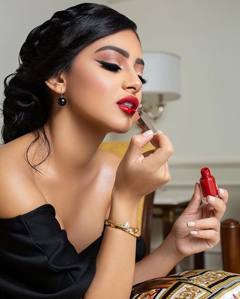 Welcome To Dubai, Applying Lipstick, Editor In Chief, Big Kiss, Eye Makeup Pictures, How To Apply Lipstick, Dubai Fashion, Makeup Pictures, Beautiful Stories