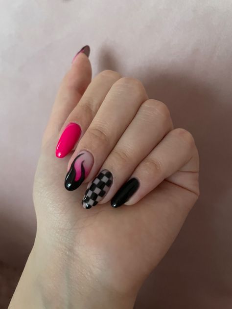 Avril Lavigne Inspired Nails, Avril Lavigne Nail Ideas, Avril Lavigne Nails, Chess Nails, Nails Fire, Checkered Nails, Avril Lavigne Style, Nail Idea, Avril Lavigne