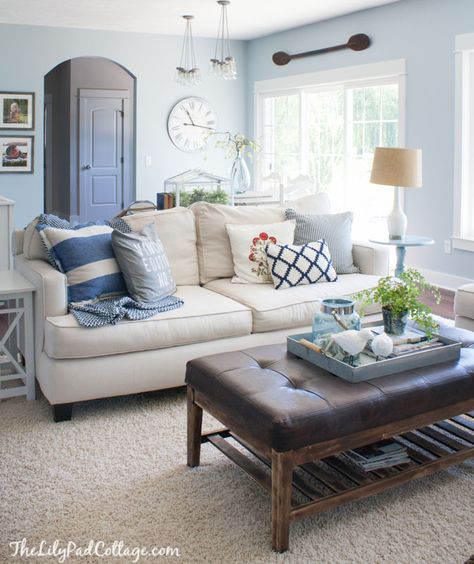 Cottage decor Brittany Blue, Lilypad Cottage, Lake House Living Room, Cottage Living Rooms, Deco Salon, Coastal Living Rooms, Blue Living Room, Simply Chic, Cottage Living