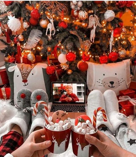 aesthetic bios + themes & tips - [Christmas] 🎄 - Wattpad Preppy Christmas, Christmas Phone Wallpaper, Cosy Christmas, Christmas Feeling, Days Until Christmas, Christmas Inspo, Christmas Wonderland, Noel Christmas, Merry Little Christmas