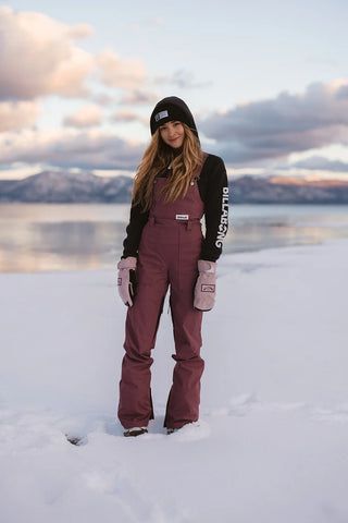 Hack Your Look: How to Style Snowboard Outfits Hoodie Snowboard Outfit, Bib Snow Pants Women Outfit, Chic Snowboarding Outfit, Women Snowboarding Outfits Style, Women’s Snowboard Set Up, Snow Boarding Outfits Woman Style, Cool Girl Snowboarding Outfits, Women’s Snowboard Outfits, Woman Ski Outfit