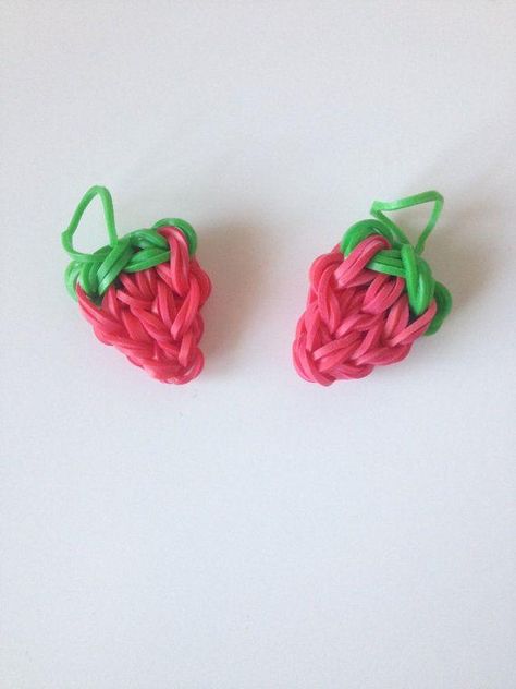 Rubber Band Kawaii Strawberry Rainbow Loom Charm Rainbow Loom Charms Step By Step, Rainbow Loom Valentines Ideas, Rainbow Loom Strawberry, Rainbow Loom Valentines, Rainbow Loom Christmas, Heart Rainbow Loom Bracelet, Rainbow Loom Flower Charm, Rubber Band Charms, Loom Band Charms