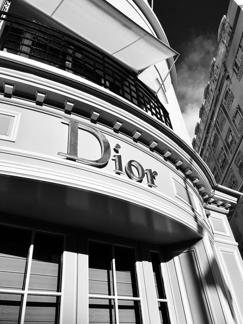 Dior Building, Mens Dior, Street Photography Paris, France Street, Dior Store, Dior Shop, Dior Boutique, Hd Design, Store Signage