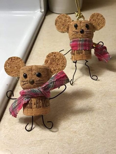 Wine Cork Animals, Bat Boxes, Cork Crafts Christmas, Wine Cork Diy Crafts, Wine Cork Ornaments, Cork Crafts Diy, Wine Cork Diy, Wine Cork Art, Cork Ornaments