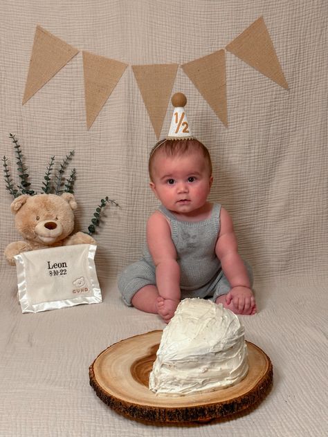 Babys half birthday 6 months old Baby Six Months Photography, Six Month Birthday Photoshoot, 6 Month Old Half Birthday Ideas, Half Year Birthday Decoration Ideas, Half One Birthday, 6 Months Bday Ideas, 6 Months Baby Birthday Ideas, Diy 6 Months Photoshoot, Six Months Photoshoot