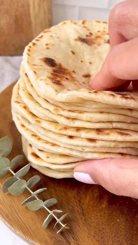 Ingredientes:   • 2 tz de harina sin polvo para hornear  • 1/2 cdta de sal  • 1/4 tz de aceite( puede ser de oliva)  • 2/3 tz de agua tibia Chapati, Food Recepie, Fair Food Recipes, Tortillas, Diy Food, Diy Food Recipes, Mexican Food Recipes, Love Food, Good Food