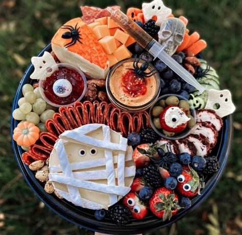 Mummy Brie, Fancy Snacks, Halloween Platter, Halloween Cocktail Party, Halloween Board, Bolo Minnie, Spooky Food, Fun Halloween Food, Halloween Party Dinner