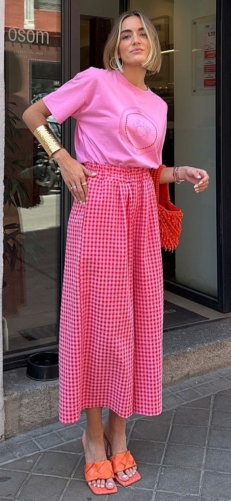 Street Style 2024 Summer Pink Skirt Street Style, Summer Street Style 2024 Women, Colorful Summer Fashion, Quirky Summer Outfits, Walking References, Maximalist Outfit, Preppy Wardrobe, Summer Attire, Style Challenge