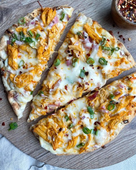 This buffalo chicken naan flatbread makes for the perfect gameday snack and full of flavor! So simple to make too! Buffalo Chicken Flatbread Pizza, Chicken Flatbread Recipes, Buffalo Chicken Flatbread, Naan Pizzas, Naan Flatbread, Chicken Pineapple, Chicken Flatbread, Homemade Flatbread, Buffalo Chicken Pizza