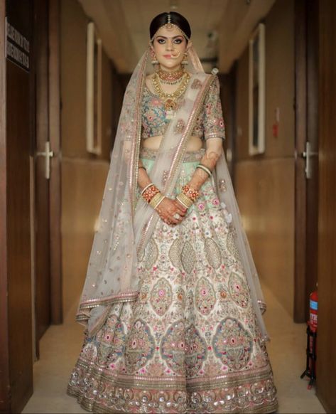 Lehenga For Brown Skin, Heavy Bridal Lehenga, Lehenga Inspiration, Latest Bridal Lehenga Designs, Bridesmaid Outfits, Bridesmaid Photoshoot, Sabyasachi Bride, Lace Suit, Sabyasachi Lehenga