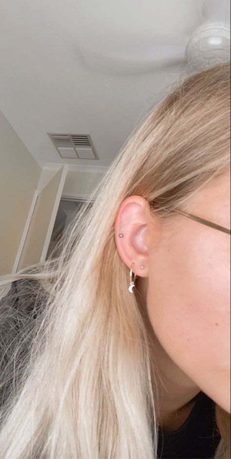 Seconds And Helix Piercing, Auricle Piercing Hoop, Auricle Piercing Ideas, Mid Helix And Conch Piercing, Lower Cartilage Piercing, Seconds Ear Piercing, Conch And Double Lobe Piercing, Helix And Conch Piercing, Third Lobe Piercing And Conch