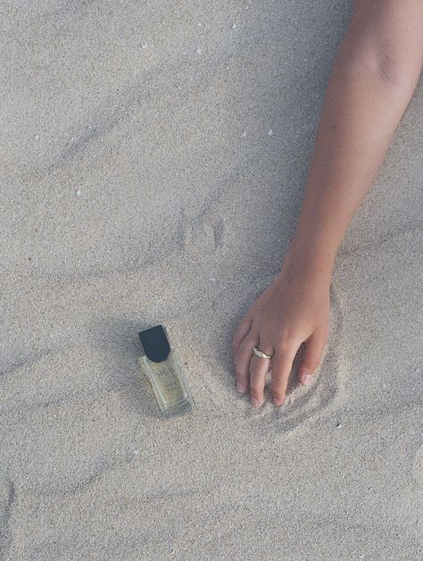 Parfume Photoshoot Ideas Outdoor, Perfume Beach Photoshoot, Perfume Outdoor Photoshoot, Beach Fragrance, Sand Dunes Editorial, Visual Aesthetics, The Way I Feel, Woman Beach, Beach Photoshoot