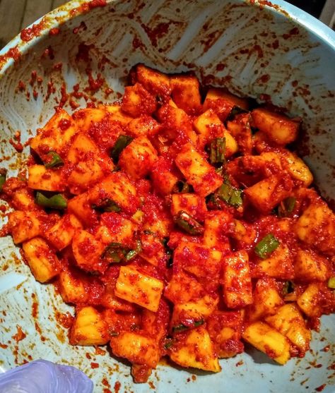 Pineapple Kkakdugi (Kimchi) & Pineapple Kimchi Hot Sauce - Insane in the Brine Korean Radish, Radish Kimchi, Kimchi Recipe, Fermentation Recipes, Tastemade Recipes, Acidic Foods, Mango Recipes, Stir Fries, Pickling Recipes