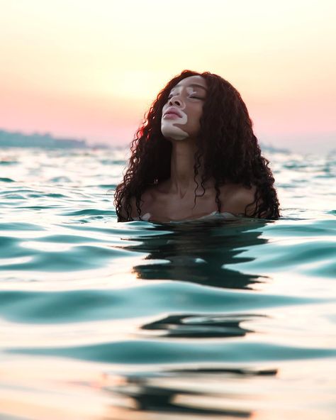 246.7k Likes, 1,308 Comments - ♔Winnie Harlow♔ (@winnieharlow) on Instagram: “Have you finally found the one you’ve given your heart to Only to to find that one won’t give…” Water Shoot, Girl In Water, Winnie Harlow, Skin To Skin, Photoshoot Themes, Water Photography, Fitness Health, How To Feel Beautiful, Beautiful Creatures