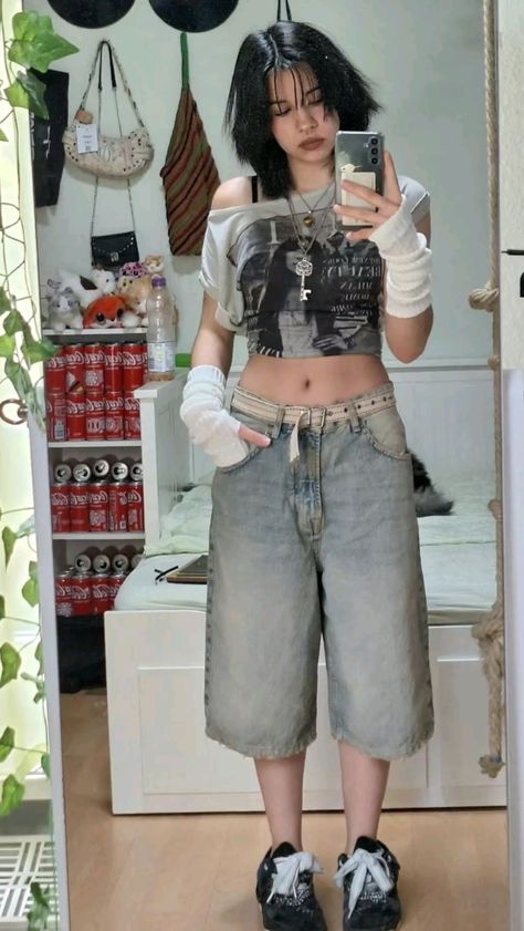 Jorts Grunge Fit, Off Shoulder Baggy Shirt, Grunge Jorts Outfits, Baggy Jorts Outfits, Y2k Jorts Outfit, Big Pants Small Shirt Outfit, Baggy T Shirt Outfit, Jorts Outfit Aesthetic, Grunge Baggy Outfits