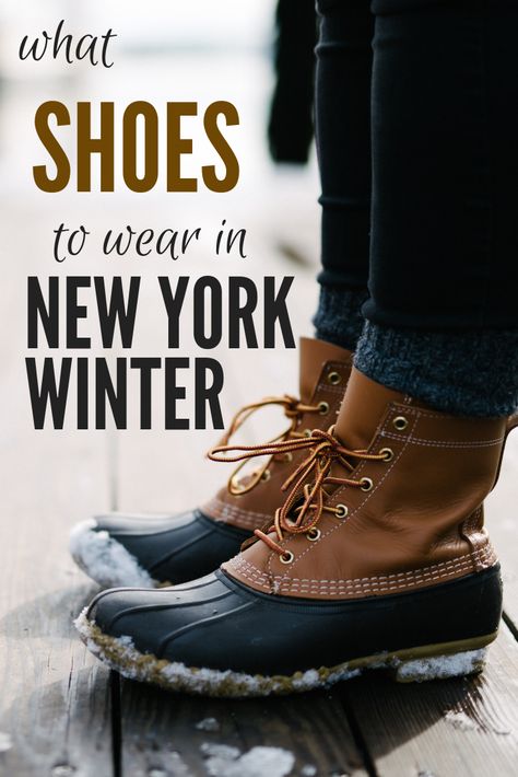 Do you have plans to visit New York city and want to know what shoes to wear in New York winter? Here is a breakdown of the best walking shoes for NYC, snow boots, and rain boots so you can be prepared for your time in New York Shoes To Wear In Winter, Best Shoes For Winter, Christmas In New York Outfits, Winter Outfits Canada, New York Winter Outfit, Nyc Snow, Nyc In December, Shoes For Winter, Nyc Vacation