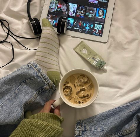 goingsollo7 on insta Introvert Girl, Aesthetic Coffee, The Script, Coffee And Books, Study Motivation, My Vibe, Aesthetic Photo, Book Aesthetic, Picture Ideas