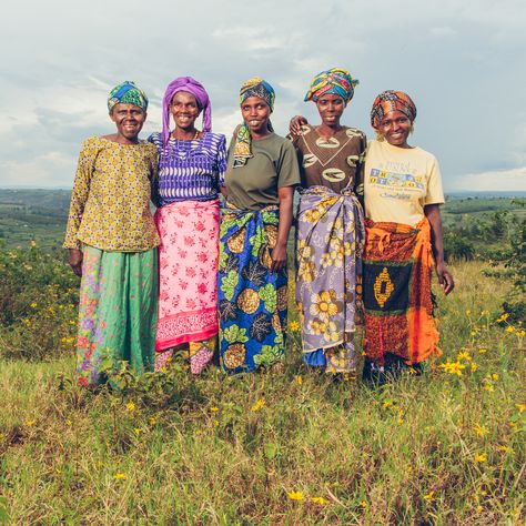 Did you know that 57% of Rwandan farmers are women? #girlpower   #Rwanda #Africa #entrepreneurship #coffee #farm #women #genderequality Farmers Outfit Women, Rwanda Women, Afro Wedding, Rwanda Africa, Cultural Dress, Farmer Outfit, Gucci Pattern, Farm Women, Fruit Picker