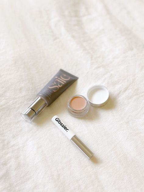 Minimal Makeup Essentials, Simple Makeup Products Natural, Must Have Beauty Items, Minimal Makeup Bag, Minimal Makeup Collection, No Makeup Makeup Products, Minimalist Makeup Collection, Makeup Capsule, Summer Makeup Products