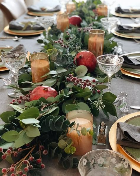 Table Garland Centerpiece, Pomegranate Centerpiece Thanksgiving, Eucalyptus Thanksgiving Table, Pomegranate Table Decor, Christmas Tablescapes Ideas Centerpieces, Pomegranate Centerpiece, Eucalyptus Centerpieces, Christmas Fruits, Wedding Dinner Table Setting