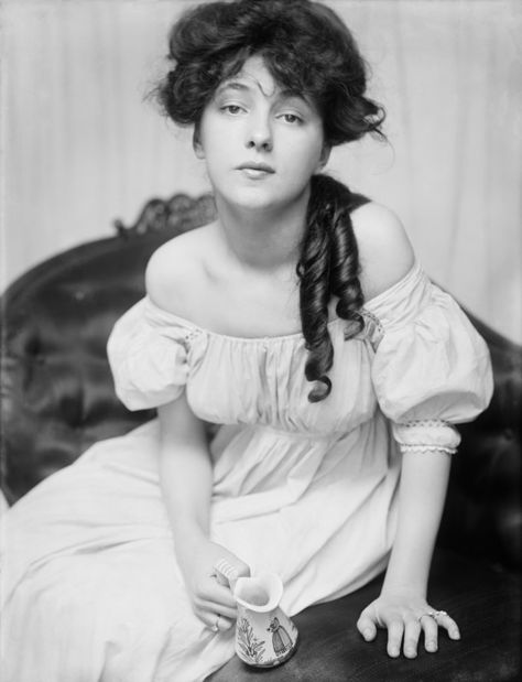 19th century beautiful woman | ... best describe the late 19 th- early 20 th century model Evelyn Nesbit Gibson Girl Hair, Evelyn Nesbit, Vintage Foto's, Blonde Balayage Highlights, Fotografi Vintage, Gibson Girl, Artist Models, Photo Vintage, White Photo