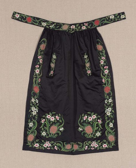 Chinese Textiles, Museum Of Fine Arts Boston, Embroidered Apron, Chinese Export, Embroidered Clothes, Folk Costume, Cute Fall Outfits, Satin Stitch, Museum Of Fine Arts