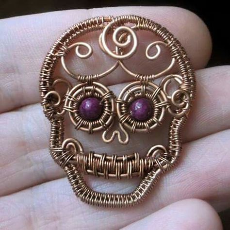 Wire-wrapped sugar skull Wire Skull Jewelry, Wire Wrapped Skull Pendant, Wire Wrapped Skull, Skull Wire Wrap, Wire Skull, Wire Pendants, Wire Jewelery, Wire Wrap Jewelry Designs, Wire Wrapping Diy