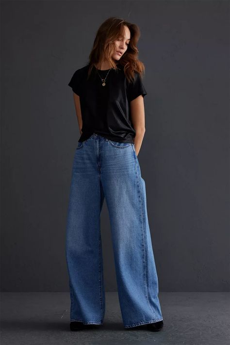 Extra Wide Jeans Outfit, Cuffed Jeans 2023, Wide Leg Jeans 2023, Relaxed Wide Leg Jeans Outfit, Jeans Trend 2023 Women, Wide Leg Levis Outfit, Women Jeans 2023, Loose Denim Pants Outfit, Denim Trends 2023/2024