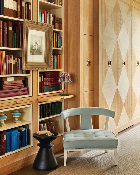 776 Likes, 14 Comments - Louisa Falkenberg (@whylessisnotmore) on Instagram: “Well done @rosannabossomltd 🖤 Absolutely love this reading corner! . . . . #charlotteperriand…” Home Office Library Ideas, Styled Bookshelves, Ladbroke Grove, Joinery Design, London House, Built In Bookcase, Reading Corner, Best Interior Design, Home Library