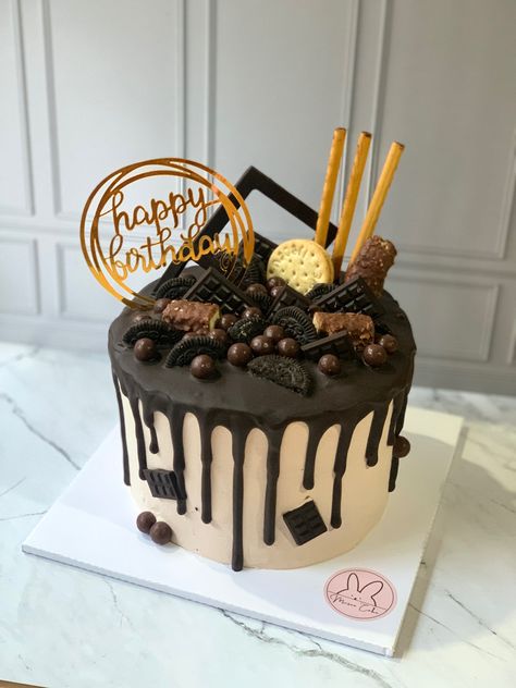 Korean Cake Coklat, Cake Ulang Tahun Aesthetic, Cake Ultah Coklat, Bee Birthday Cake, Japanese Dessert Recipes, Birthday Cake For Mom, Chocolate Cake Designs, Vintage Birthday Cakes, Cake For Husband