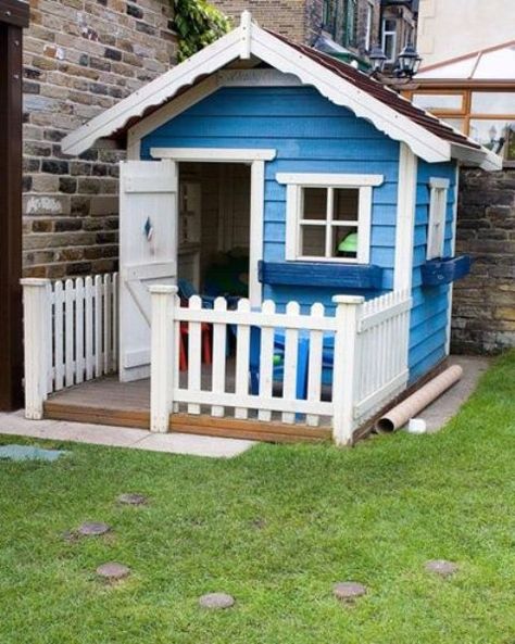 Awesome Outdoor Kids Playhouses To Build This Summer Small Playhouse, Outdoor Kids Playhouse, Playhouse Diy, Cubby House Ideas, Fence Window, Porch Fence, Playhouse Ideas, House Storage, Garden Kids