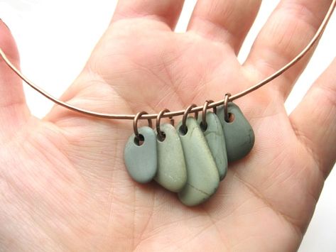 Diy River Rock, Rock Diy, Beach Stones Jewelry, Pebble Jewelry, Diy Collier, Rock Necklace, Fabulous Diy, Rock Jewelry, Necklace Tutorial