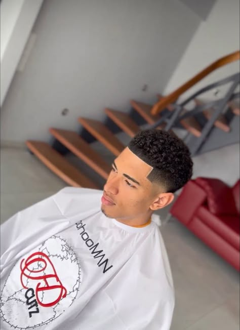 Black Hair Fade, Fade Curly Hair, Mens Pants Fashion Casual, Taper Fade Short Hair, Hair Sponge, Curly Hair Cut, Fade Haircut Curly Hair, Taper Fade Curly Hair, Hair Cuts Curly Hair