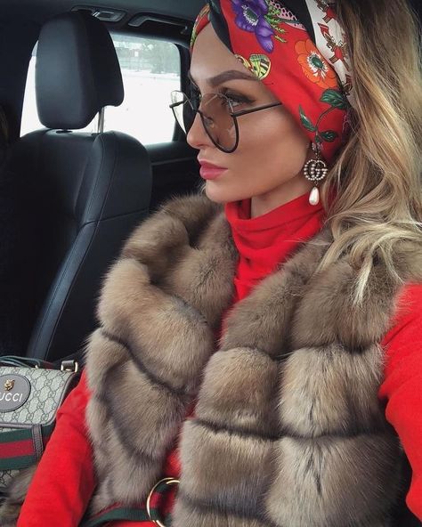 Gucci Scarf Outfit, Silk Scarf Outfit, Small Silk Scarf, Wear A Scarf, Classic Scarf, Gucci Scarf, Head Scarf Styles, How To Wear A Scarf, Scarf Outfit