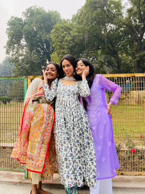 Pose For Trio Friends, Friend Poses Trio, Trio Poses In Traditional, Photo Poses For 4 Friends, Desi Aesthetic With Friends, Poses For Sisters In Traditional, Desi Poses With Friends, Desi Friends Photoshoot Ideas, Traditional Poses With Friends