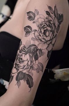 #BEAUTY ,#REALATIONSHIPS #Fashion #Outfits #Winter Outfits #Animals Black Ink Floral Tattoo, Goth Flower Tattoo, Tattoo Shading, Flower Tattoo Drawings, Goth Tattoo, Hand Tattoos For Girls, Floral Tattoos, Photography Drawing, Owl Tattoo Design