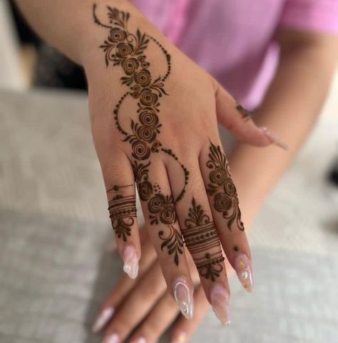 Henna Designs Back, Hand Mehndi Designs, Back Hand Mehndi, Henna Designs Wrist, Finger Henna Designs, Henna Tattoo Hand, Henna Tattoo Designs Hand, Latest Henna Designs, Tattoo Henna