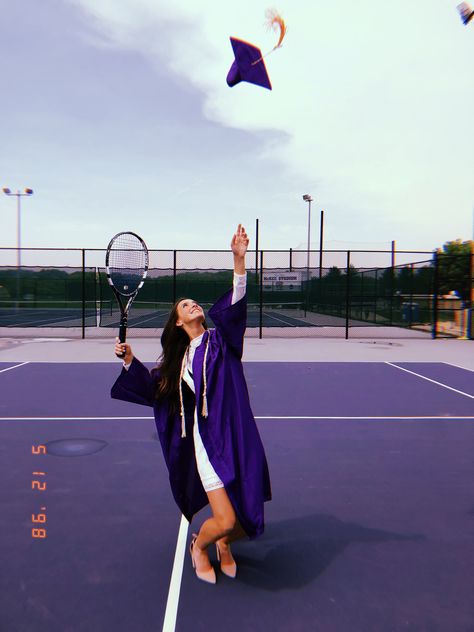 College tennis graduate Tennis Individual Pictures, Tennis Team Uniforms High School, Tennis Vision Board Pictures, Varsity Tennis Aesthetic, Tennis Pics Photo Ideas, Tennis Pictures Aesthetic, Cool Tennis Pictures, Tennis Graduation Cap, Tennis School Pictures