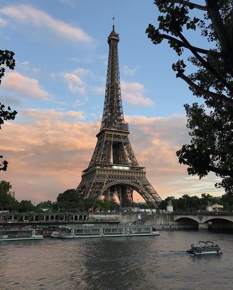 Paris Instagram Pictures, Torre Eiffel Paris, Paris In Spring, Paris Pictures, Paris Aesthetic, Pretty Landscapes, Voyage Europe, Take A Shot, Take A Picture