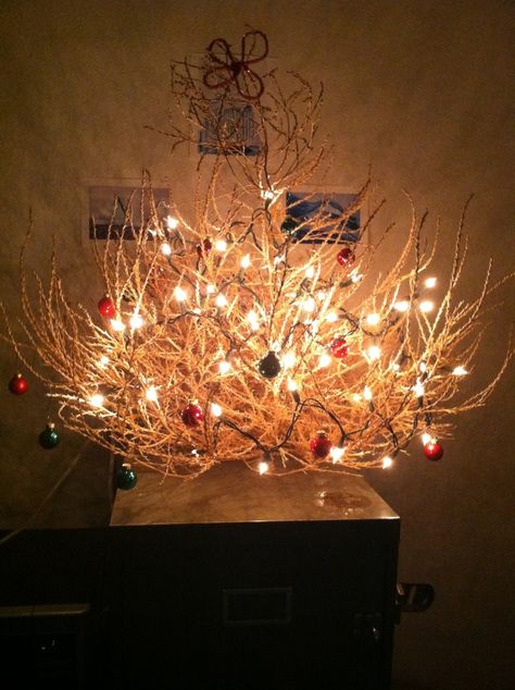 A tumbleweed, something that looks ugly to some people. But someone else made it beautiful. Tumbleweed Christmas Tree, Tumbleweed Decor, Diy Edison Lamp, Tumble Weeds, Mountain Plants, Holiday 2022, Edison Lamp, Hearth Room, Unique Christmas Trees