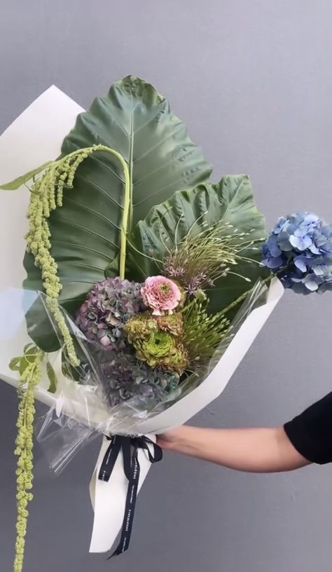 Banana Leaf Bouquet, Everyday Bouquet, Boquette Flowers, Flower Gift Ideas, Hand Bouquet, Bouquet Wrap, Flowers Bouquet Gift, Flower Background Wallpaper, Beautiful Flower Arrangements