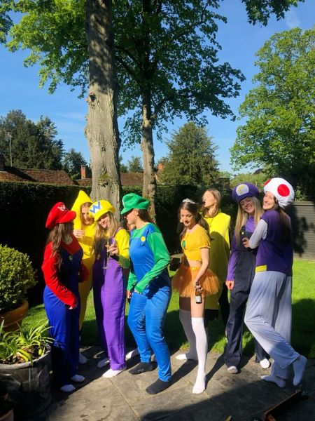 The Best Group Halloween Costumes That Are So Squad Goals Mario Cart Group Costume Ideas, Mario Kart Costumes Group, Group Mario Costumes, Super Mario Group Costume, Disfraz Mario Kart, Mario Kart Costumes Diy, Mario Cart Charters Costumes, 2000s Fancy Dress, Mario Kart Halloween Costume Group