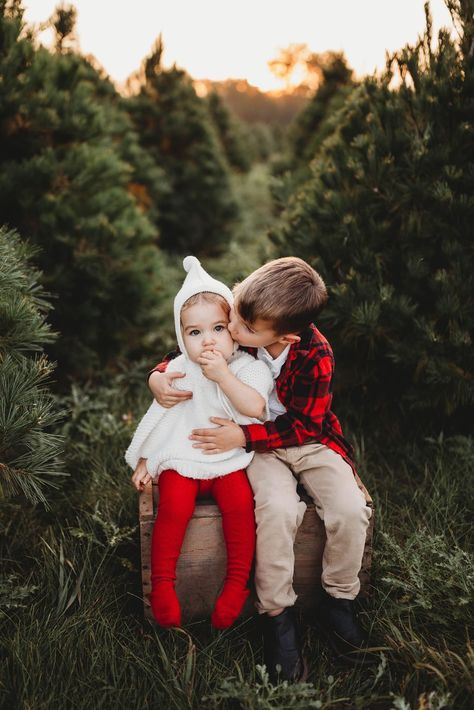 Christmas Tree Mini Photoshoot, Outdoor Christmas Photoshoot Ideas Kids, Kids Outdoor Christmas Photoshoot, Brown Christmas Photoshoot, Christmas Pictures Set Up Outdoor, Children Christmas Photoshoot, Casual Christmas Family Photos Outdoor, Outside Family Christmas Pictures, Christmas Kid Pictures