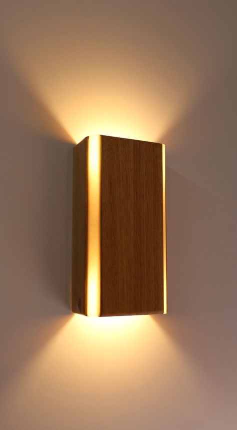 Wall lamp made of solid oak wood. Ecological varnishing. On the sides curved papyrus. Beautiful ambient light. Bulbs included and all the elements to install it quickly very easily Wall Lamps Diy, Wooden Wall Lamp, Wooden Wall Lights, Wood Wall Lamps, Oak Lamp, Oak Wall, Lamp Handmade, Wooden Light, Wooden Lamp