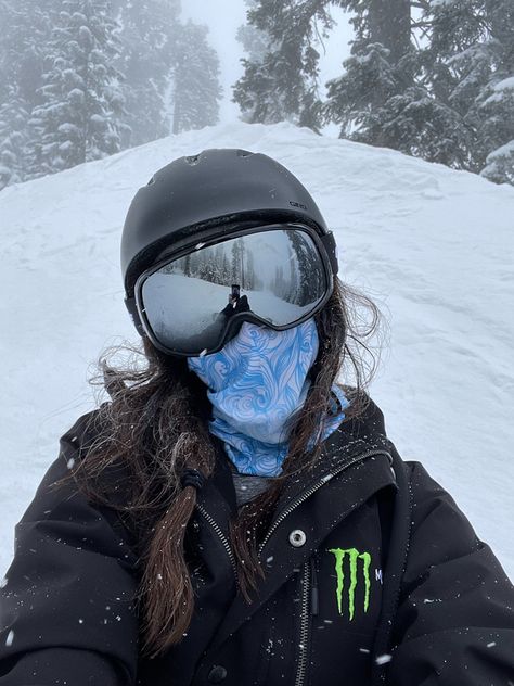 Snowboard Hairstyles Helmet, Snowboard Hairstyles, Snowboarding Hair, Snowboard Girl Aesthetic, Snowboard Photo Ideas, Ski Selfie, Snowboard Pics, Aesthetic Snowboarding Pictures, Snowboarding Selfie