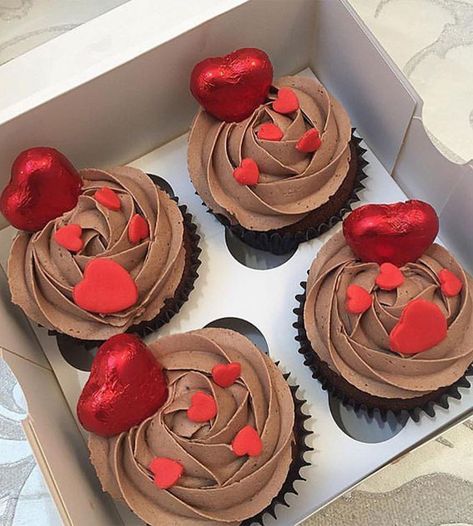 Cupcakes San Valentin, Valentines Cakes And Cupcakes, Valentines Chocolate, Cupcake Packaging, Cap Cake, Valentines Baking, Valentine Day Cupcakes, Valentines Cupcakes, Valentines Day Cakes