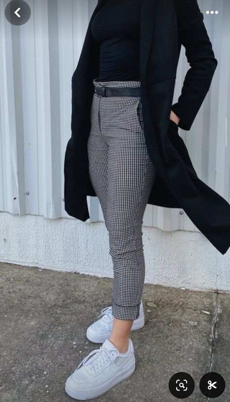 Stylish Winter Outfits For Women, Winter Outfits For Women, Outfit Ideas 2024, High Wasted Jeans, Fashionable Work Outfit, Statement Belt, Winter Outfit Ideas, Office Casual Outfit, Stylish Winter Outfits