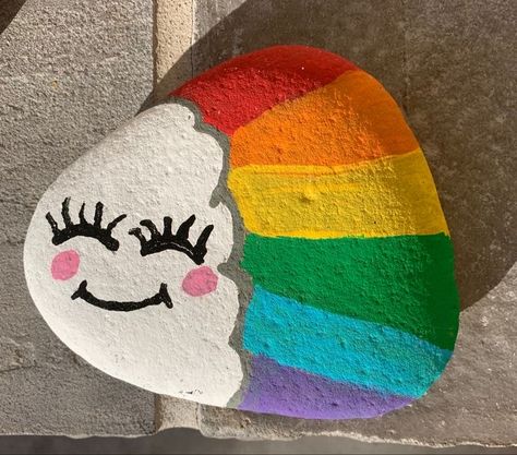 Rainbow Stone Painting, Painting Ideas On Stone Easy, Rock Painting Ideas Rainbow, Rock Painting Rainbow, Rainbow Rock Painting Ideas, Rock Painting For Kids Easy, Easy Rock Painting Ideas Kids, Bluey Rock Painting, Pride Rock Painting